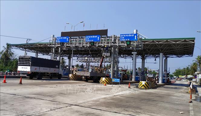 Trong ảnh: Trạm BOT Cai Lậy đang được tu sửa sau hơn 1 năm ngưng hoạt động. Ảnh: Nam Thái - TTXVN