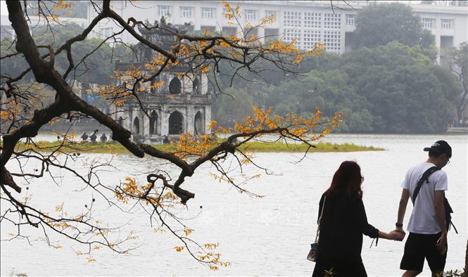 Trong ảnh: Cảnh đẹp nên thơ giữa lòng Thủ đô, thu hút đông đảo người dân và du khách thời gian này. Ảnh: Lâm Khánh - TTXVN