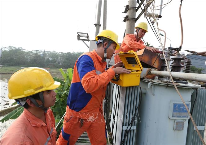 Trong ảnh: Thí nghiệm định kỳ máy biến áp trên địa bàn tỉnh Phú Thọ. Ảnh: Ngọc Hà - TTXVN