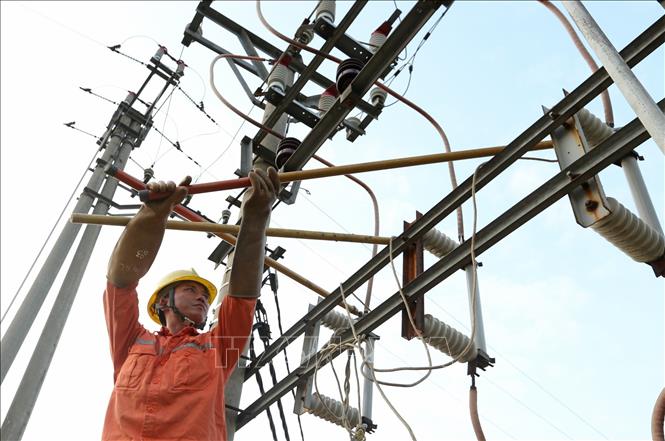 Trong ảnh: Thí nghiệm định kỳ máy biến áp trên địa bàn tỉnh Phú Thọ. Ảnh: Ngọc Hà - TTXVN