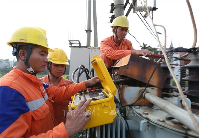 Trong ảnh: Thí nghiệm định kỳ máy biến áp trên địa bàn tỉnh Phú Thọ. Ảnh: Ngọc Hà - TTXVN