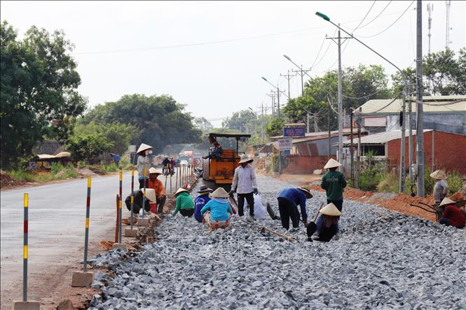 Trong ảnh: Đơn vị nhà thầu đang thi công, mở rộng tuyến đường 784, thuộc xã Ninh Thạnh, thành phố Tây Ninh, tỉnh Tây Ninh. Ảnh: Lê Đức Hoảnh-TTXVN
