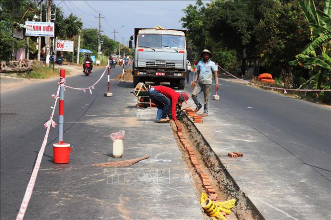 Trong ảnh: Đơn vị nhà thầu đang thi công, lắp đặt điện chiếu sáng tuyến đường 784, thuộc xã Cầu Khởi, huyện Dương Minh Châu, Tây Ninh. Ảnh: Lê Đức Hoảnh-TTXVN