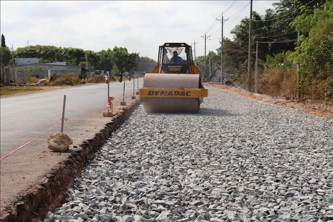Trong ảnh: Đơn vị nhà thầu đang thi công, mở rộng tuyến đường 784, thuộc xã Ninh Thạnh, thành phố Tây Ninh, tỉnh Tây Ninh. Ảnh: Lê Đức Hoảnh-TTXVN