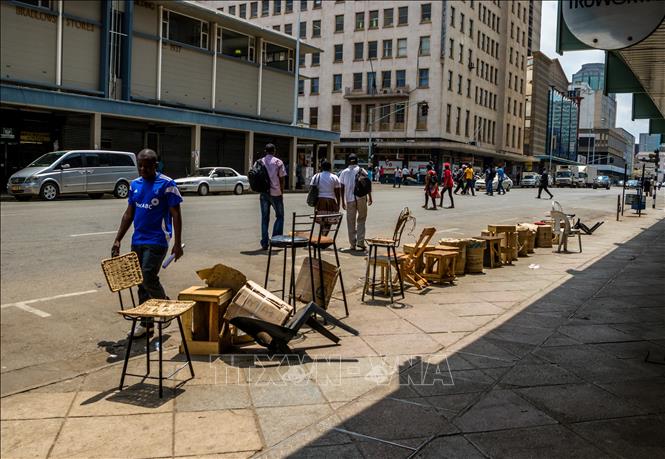 Trong ảnh: Quang cảnh một tuyến phố ở thủ đô Harare, Zimbabwe. Ảnh: AFP/TTXVN