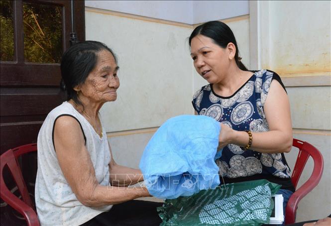Trong ảnh: Cán bộ y tế xã Cư Huê (Ea Ka, Đắk Lắk) cấp màn chống muỗi cho người dân để phòng, chống bệnh sốt rét. Ảnh: Nguyễn Tuấn Anh – TTXVN