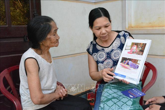 Trong ảnh: Cán bộ y tế xã Cư Huê (Ea Ka, Đắk Lắk) tuyên truyền cách phòng, chống bệnh sốt rét cho người dân. Ảnh: Nguyễn Tuấn Anh – TTXVN