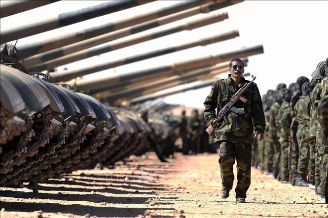 Trong ảnh (tư liệu): Binh sĩ Algeria tham gia lễ duyệt binh ở Dakhla, thành phố Tindouf, Algeria. Ảnh: AFP/ TTXVN