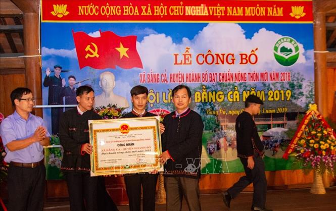 Trong ảnh: Trao bằng chứng nhận xã đạt chuẩn nông thôn mới cho xã Bằng Cả. Ảnh: Trung Nguyên-TTXVN