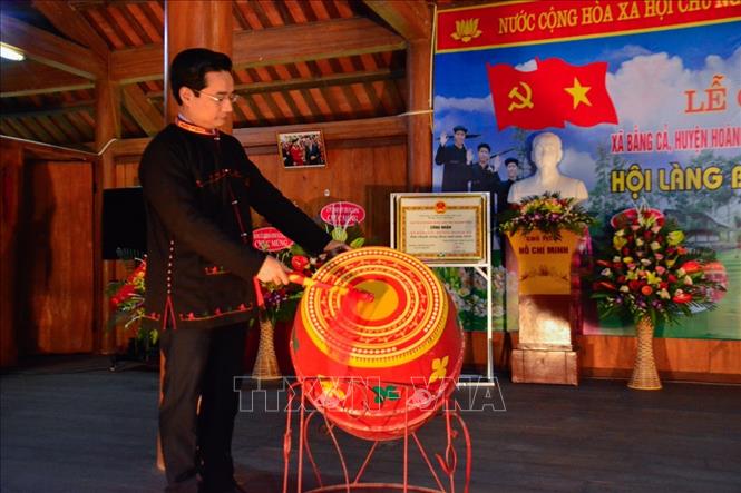 Trong ảnh: Bí thư Huyện ủy huyện Hoành Bồ Nguyễn Anh Tú đánh trống khai hội làng Bằng Cả 2019. Ảnh: Trung Nguyên-TTXVN