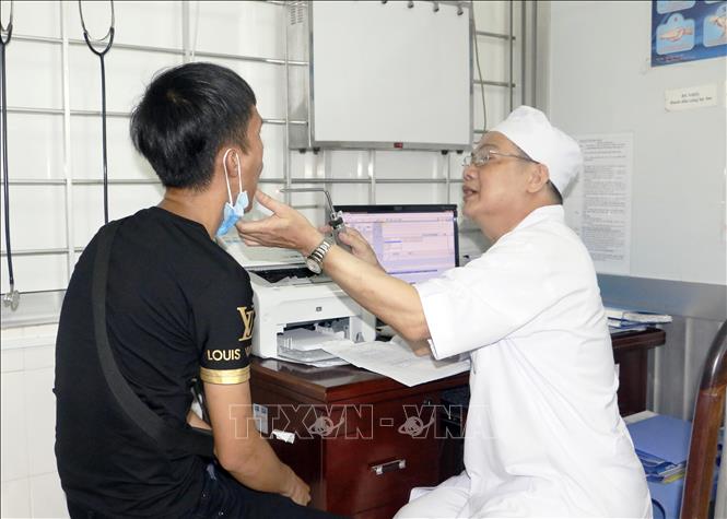 Trong ảnh: Khám bệnh cho người nhiễm HIV/AIDS tại Bệnh viện đa khoa Vĩnh Long. Ảnh: Phạm Minh Tuấn-TTXVN