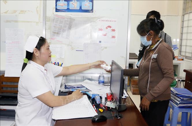 Trong ảnh: Cấp phát thuốc ARV cho người nhiễm HIV/AIDS tại Bệnh viện đa khoa Vĩnh Long. Ảnh: Phạm Minh Tuấn-TTXVN