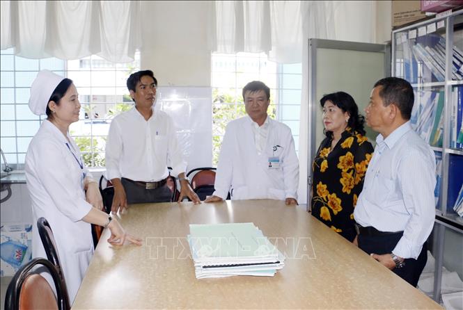 Trong ảnh: Lãnh đạo Sở y tế tỉnh Vĩnh Long trao đổi với Lãnh đạo Bệnh viện đa khoa Vĩnh Long về công tác chuẩn bị để bệnh nhân có thể điều trị bằng thuốc ARV từ nguồn Bảo hiểm y tế. Ảnh: Phạm Minh Tuấn-TTXVN