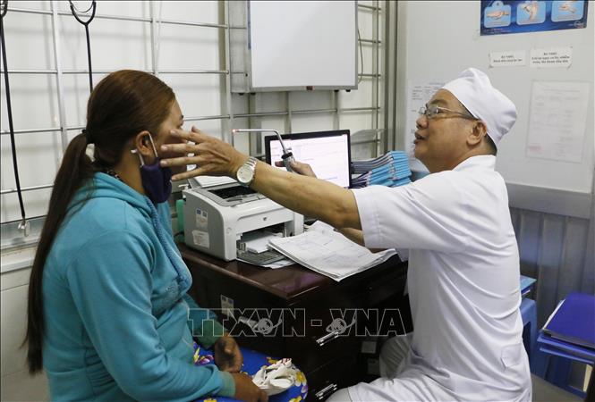 Trong ảnh: Khám bệnh cho người nhiễm HIV/AIDS tại Bệnh viện đa khoa Vĩnh Long. Ảnh: Phạm Minh Tuấn-TTXVN