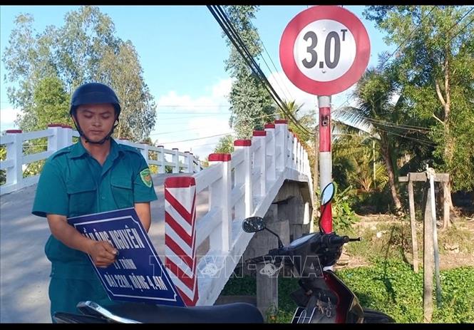 Trong ảnh: Bảng tên cầu “Ông Nguyên” đã được tháo dỡ xuống. Ảnh: Huỳnh Sử- TTXVN