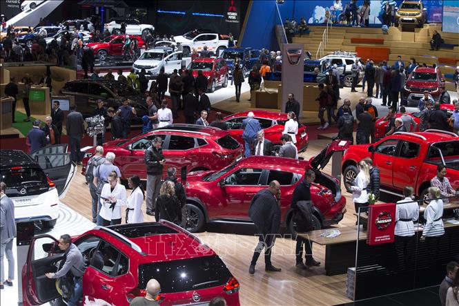 Trong ảnh: Khách hàng tham quan Triển lãm ô tô quốc tế Geneva ngày 7/3. Ảnh: THX/TTXVN