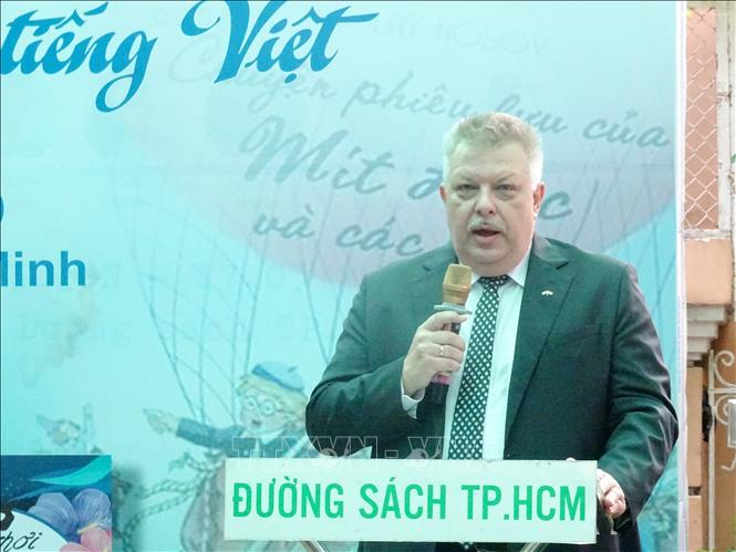 Trong ảnh: Ông Aleksey Vladimirovich Popov, Tổng lãnh sự Nga tại Thành phố Hồ Chí Minh phát biểu tại lễ ra mắt sách. Ảnh: Gia Thuận – TTXVN 