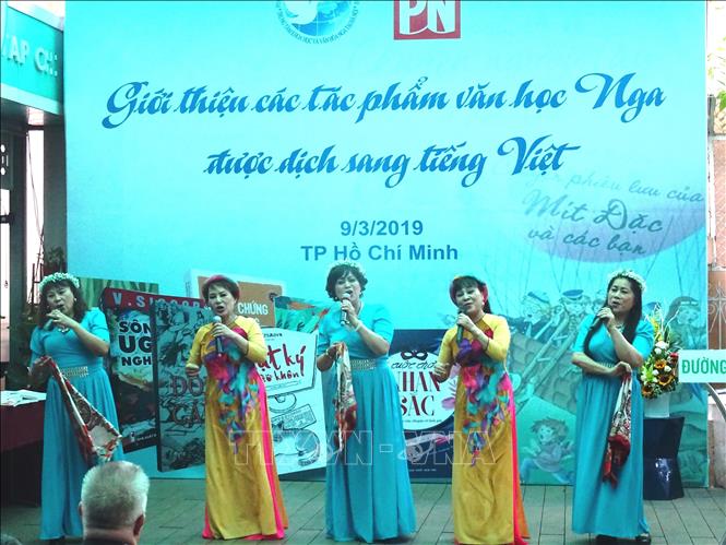 Trong ảnh: Tiết mục biểu diễn, giao lưu văn hóa, nghệ thuật Nga – Việt tại chương trình. Ảnh: Gia Thuận – TTXVN 