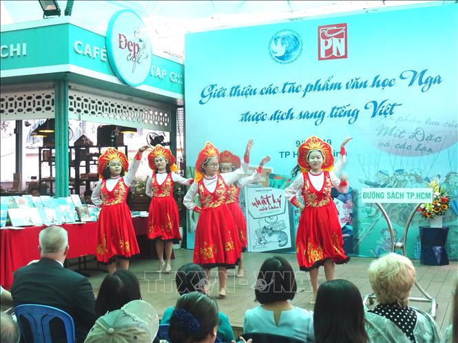 Trong ảnh: Tiết mục biểu diễn, giao lưu văn hóa, nghệ thuật Nga – Việt tại chương trình. Ảnh: Gia Thuận – TTXVN 