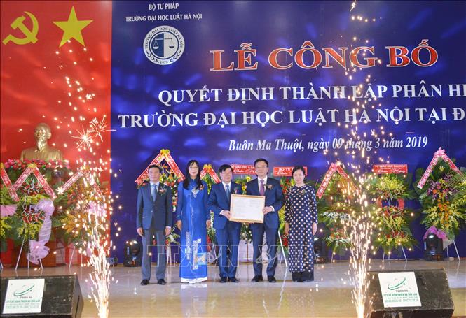 Trong ảnh: Đại diện Bộ Giáo dục và đào tạo trao quyết định thành lập phân hiệu. Ảnh: Hoài Thu – TTXVN