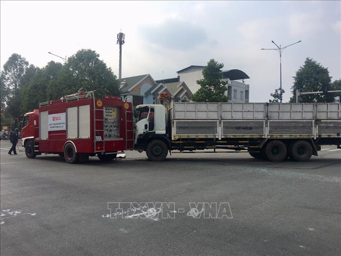 Trong ảnh: Xe chữa cháy mang BKS 61LD-006.52 của Công ty TNHH Giấy Kraft Vina trên đường từ công ty đến đám cháy thì xảy ra va chạm giữa xe chữa cháy của công ty này và xe tải BKS 51C-945.98. Ảnh: Nguyễn Văn Việt - TTXVN
