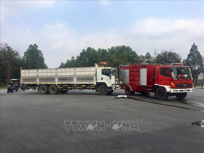 Trong ảnh: Xe chữa cháy mang BKS 61LD-006.52 của Công ty TNHH Giấy Kraft Vina trên đường từ công ty đến đám cháy thì xảy ra va chạm giữa xe chữa cháy của công ty này và xe tải BKS 51C-945.98. Ảnh: Nguyễn Văn Việt - TTXVN
