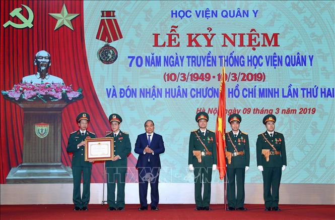 Photo: PM Nguyen Xuan Phuc presents the Ho Chi Minh Order to the Vietnam Military Medical University. VNA Photo: Thống Nhất