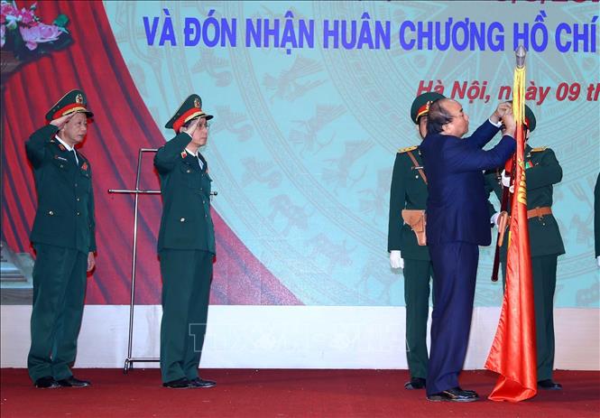 Photo: PM Nguyen Xuan Phuc presents the Ho Chi Minh Order to the Vietnam Military Medical University. VNA Photo: Thống Nhất