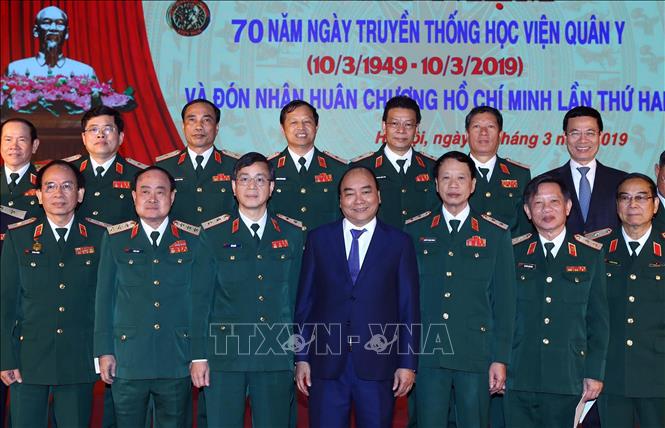 Photo: PM Nguyen Xuan Phuc and representatives from the Vietnam Military Medical University. VNA Photo: Thống Nhất