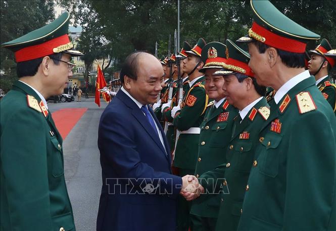 Photo: PM Nguyen Xuan Phuc and representatives from the Vietnam Military Medical University. VNA Photo: Thống Nhất