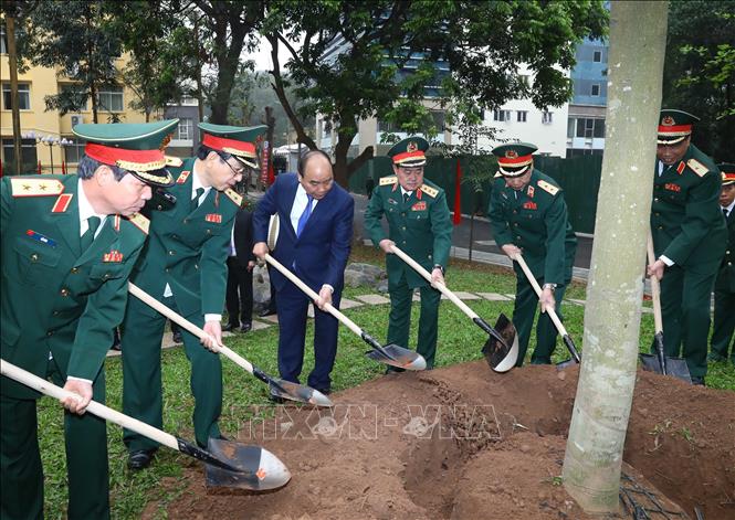 Photo: PM Nguyen Xuan Phuc plants a tree at the Vietnam Military Medical University. VNA Photo: Thống Nhất