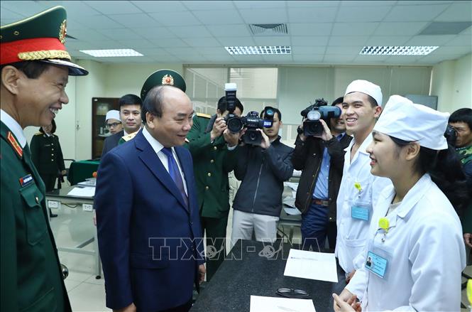 Photo: PM Nguyen Xuan Phuc talks with students of the Military Medical University. VNA Photo: Thống Nhất