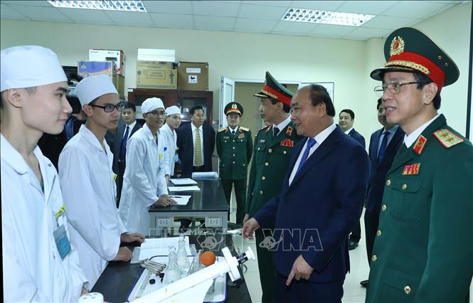 Photo: PM Nguyen Xuan Phuc talks with students of the Military Medical University. VNA Photo: Thống Nhất