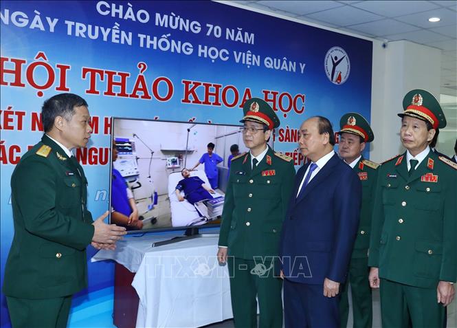 Photo: PM Nguyen Xuan Phuc visits the Military Medical University's lab. VNA Photo: Thống Nhất