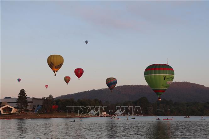 Trong ảnh: Các kinh khí cầu rực rỡ trên mặt hồ Burley Griffin. Ảnh: Nguyễn Minh-P/v TTXVN tại Sydney.