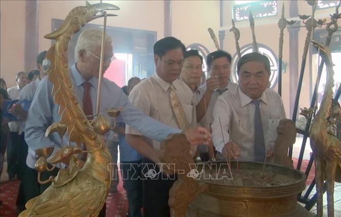 Trong ảnh: Lãnh đạo tỉnh Phú Yên dâng hương tưởng nhớ danh nhân Lương Văn Chánh. Ảnh: Xuân Triệu - TTXVN