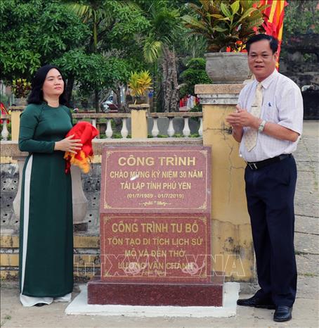 Trong ảnh: Đồng chí Huỳnh Tấn Việt, Bí thư Tỉnh ủy Phú Yên (bên phải) và đồng chí Đinh Thị Thu Thanh, Bí thư Huyện ủy Phú Hòa, tỉnh Phú Yên thực hiện nghi thức gắn biển công trình chào mừng 30 năm tái lập tỉnh Phú Yên. Ảnh: Xuân Triệu - TTXVN