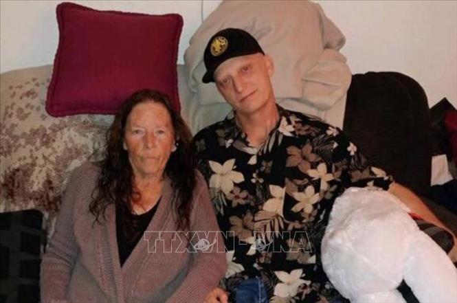 Trong ảnh: Cựu chiến binh hải quân Mỹ Michael White (phải) cùng mẹ. Ảnh: CBS News/TTXVN 