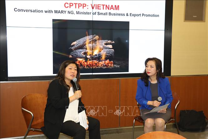 Trong ảnh: Bộ trưởng Xúc tiến xuất khẩu và Doanh nghiệp nhỏ Canada Mary Ng (bên trái) giải đáp các câu hỏi của doanh nghiệp dự hội thảo. Ảnh: Quang Thịnh - Pv TTXVN tại Canada    