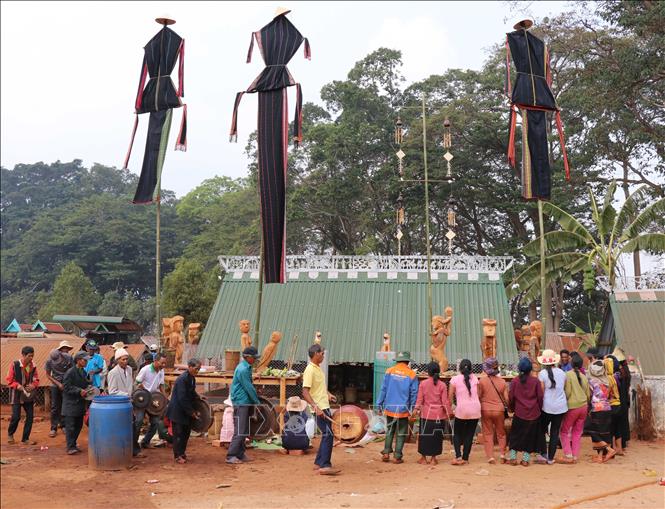 Trong ảnh: Gia đình có người chết ngồi khóc than, bà con dân làng nhảy múa xung quanh khu mộ được tổ chức lễ Pơ thi. Ảnh: Hồng Điệp - TTXVN