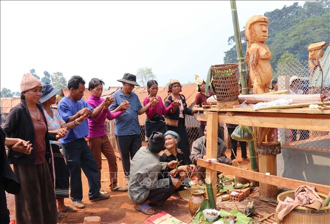Trong ảnh: Gia đình có người chết ngồi khóc than, bà con dân làng nhảy múa xung quanh khu mộ được tổ chức lễ Pơ thi. Ảnh: Hồng Điệp - TTXVN