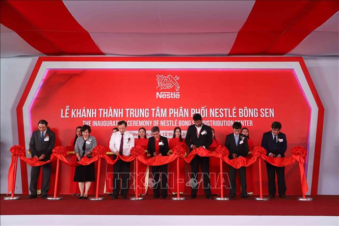 Trong ảnh: Đại sứ Thụy Sỹ tại Việt Nam, bà Beatrice Maser Mallor, (đứng giữa); lãnh đạo UBND tỉnh Hưng Yên... cắt băng khánh thành Trung Tâm Phân Phối Nestlé Bông Sen. Ảnh: Đinh Tuấn - TTXVN