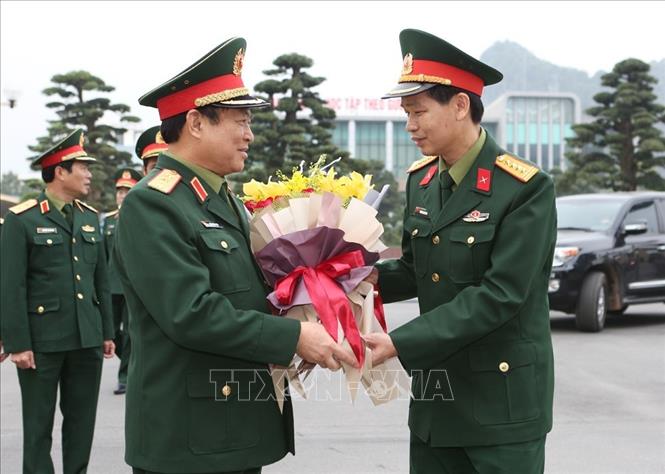 Trong ảnh: Đại tá Phương Kim Minh, Tổng Giám đốc Tổng Công ty Đông Bắc tặng hoa Đại tướng Ngô Xuân Lịch, Bộ trưởng Bộ Quốc phòng. Ảnh: Dương Giang – TTXVN