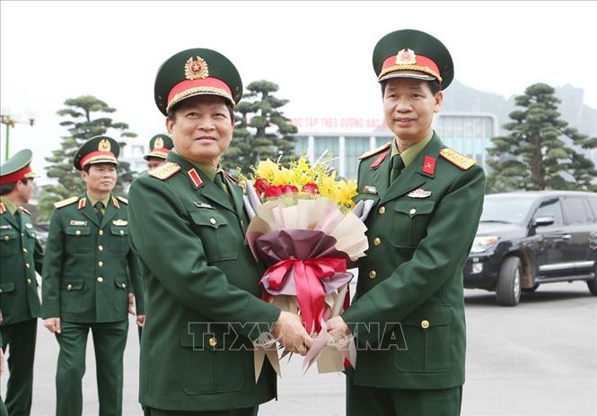 Trong ảnh: Đại tá Phương Kim Minh, Tổng Giám đốc Tổng Công ty Đông Bắc tặng hoa Đại tướng Ngô Xuân Lịch, Bộ trưởng Bộ Quốc phòng. Ảnh: Dương Giang – TTXVN