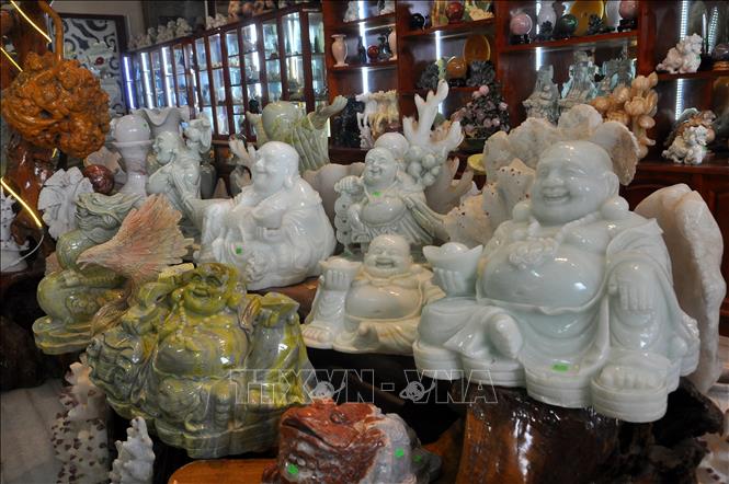 Trong ảnh: Các sản phẩm đá mỹ nghệ được trưng bày tại cửa hàng của anh Nguyễn Vương Tú tại tổ 17, thị trấn Yên Thế, huyện Lục Yên. Ảnh: Việt Dũng - TTXVN
