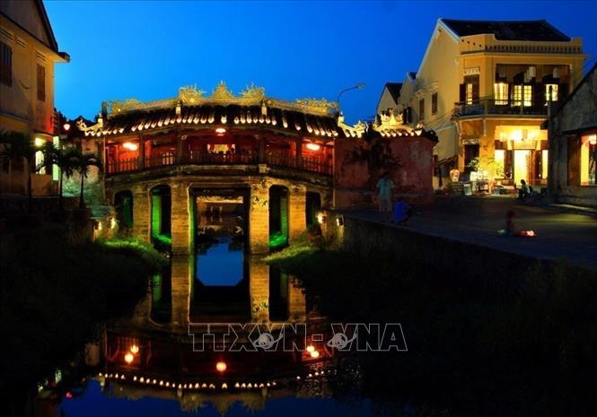 Photo: The Bridge Pagoda of Hoi An ancient town, also known as Japanese covered bridge, was built by Japanese merchants in the mid 16th century. The bridge was originally used to separate between Japanese and Chinese towns in Hoi An. VNA Photo: Trọng Đạt 