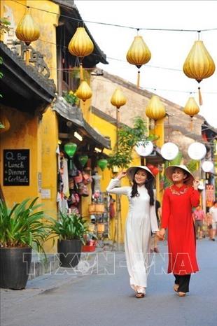 Photo: The town comprises a well-preserved complex of 1,107 timber frame buildings, with brick or wooden walls, which include architectural monuments, commercial and domestic vernacular structures, and religious buildings such as pagodas and family cult houses. VNA Photo: Minh Đức