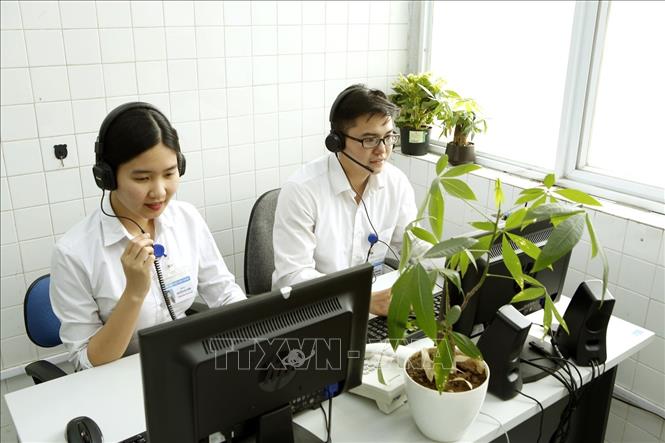 Trong ảnh: Tổng đài chăm sóc khách hàng tại phòng công tác xã hội bệnh viện Hữu nghị Việt Đức sẵn sàng hỗ trợ người bệnh. Ảnh: Dương Ngọc - TTXVN