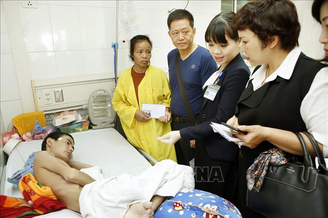 Trong ảnh: Phòng Công tác xã hội vận động các nhà hảo tâm hỗ trợ kinh phí điều trị cho bệnh nhân có hoàn cảnh đặc biệt khó khăn tại bệnh viện Hữu nghị Việt Đức. Ảnh: Dương Ngọc - TTXVN