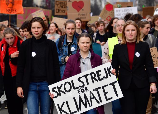 Trong ảnh: Nữ sinh người Thụy Điển Greta Thunberg (giữa) tham gia cuộc tuần hành vì môi trường và khí hậu tại Brussels, Bỉ, ngày 21/2/2019. Ảnh: AFP/ TTXVN